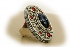 Перстень мужской. 2007. Серебро, иолит, сердолик. Филигрань, зернь