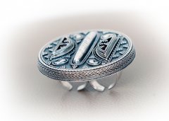 Құдағи жүзік. 2013. Серебро, корнеол. Филигрань, зернь, чернение, чеканка