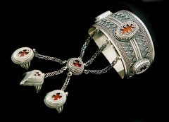 Бесбілезік. 2014. Серебро, корнеол. Филигрань, зернь, чернение, выпиловка