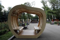 Яблоко знаний. 2018. Инсталляция.  Мобильная библиотека. Высота 280